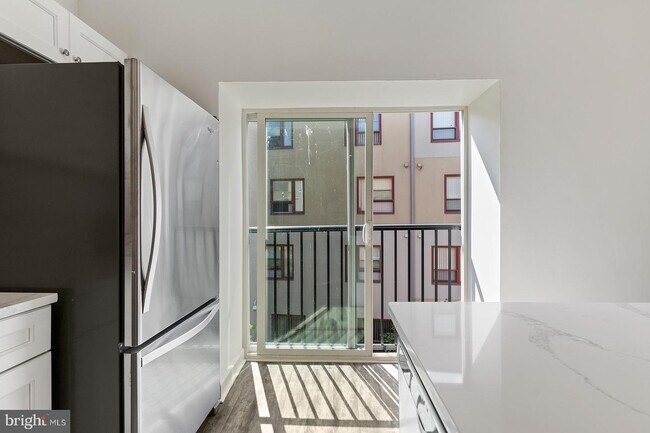 Building Photo - 980 N Marshall St