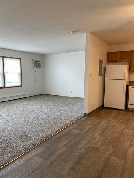 Building Photo - 405 SW Elm St