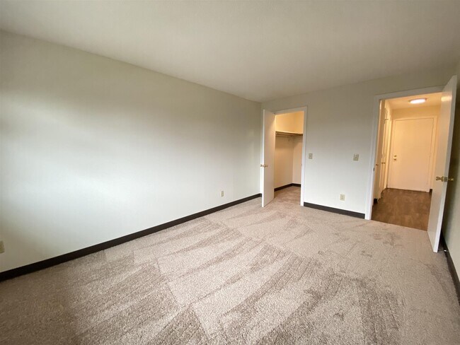 Building Photo - 385 Huse Rd