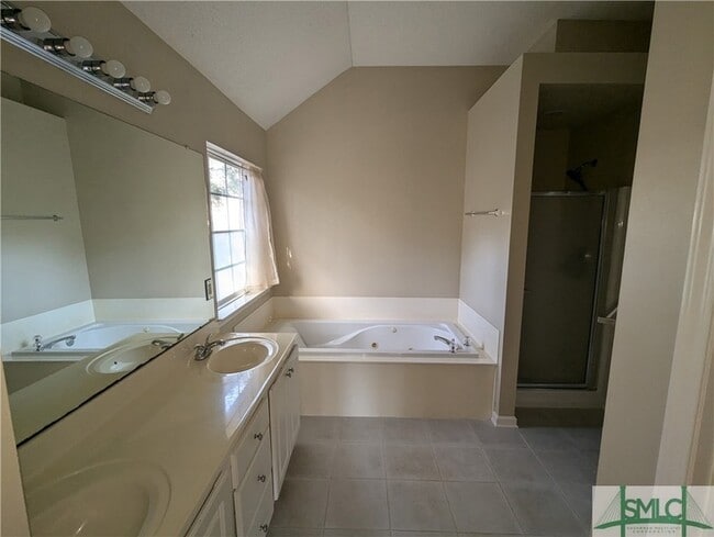 Building Photo - 550 Laurenburg Dr