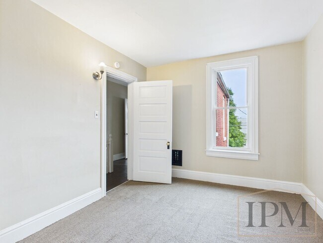Building Photo - 837 E Philadelphia St