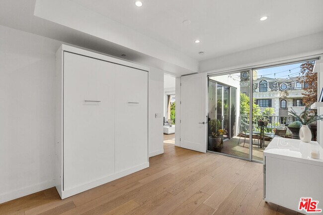 Building Photo - 855 Croft Ave