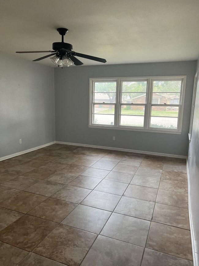 Building Photo - 3 bed, 2 living, 2 bath, 2 car garage
