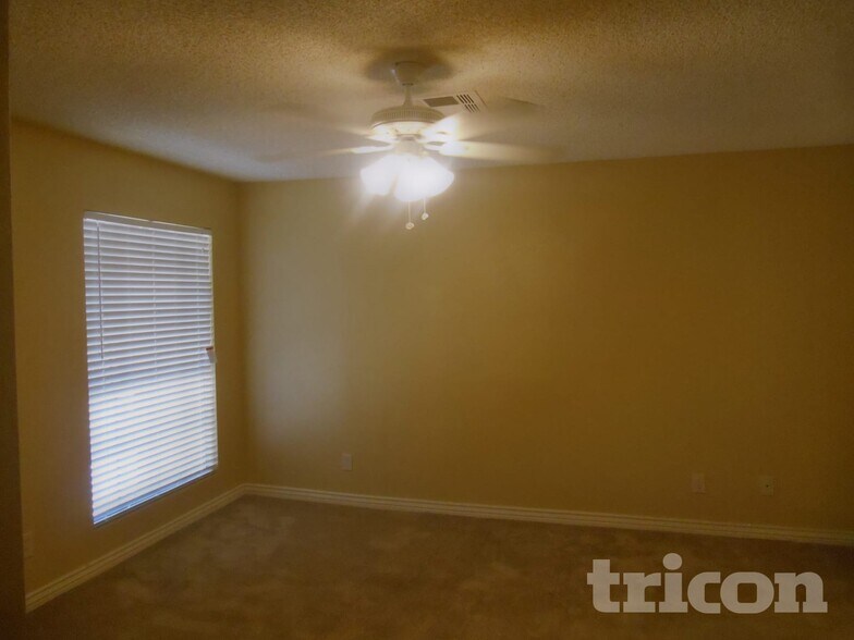 Building Photo - 1706 N Comanche Dr