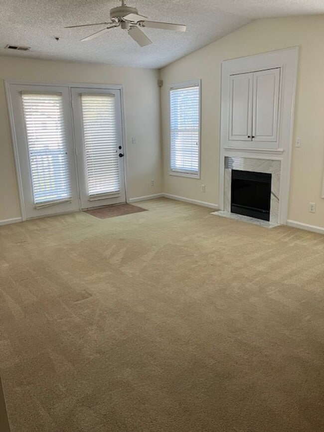 Building Photo - 715 Clearwater Ct