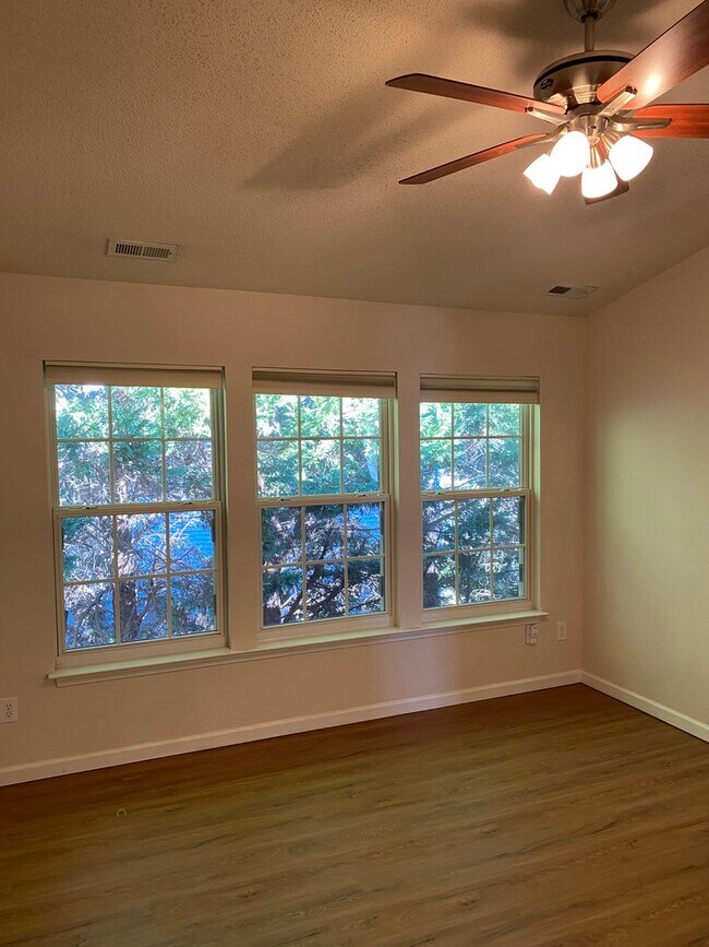 Building Photo - 115 Brentfield Loop