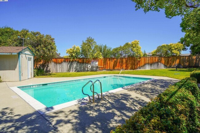 Building Photo - 3670 Silver Oaks Way