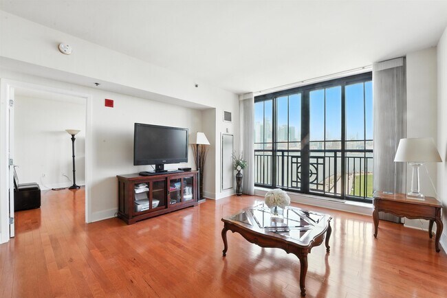 Building Photo - 1025 Maxwell Ln