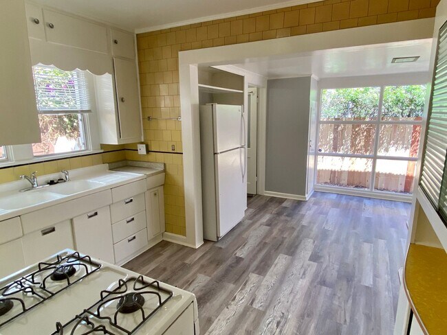 Building Photo - Charming 2 Bedroom Craftsman House w/Porch and Private Back Patio in Hillcrest
