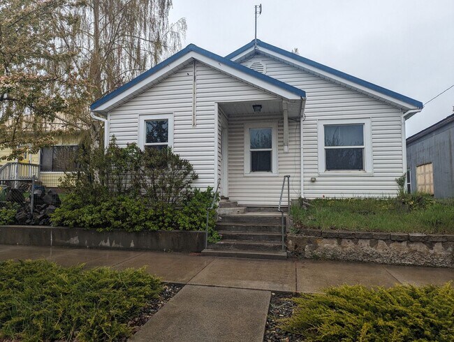 Building Photo - Quaint 2 bedroom Craigmont house