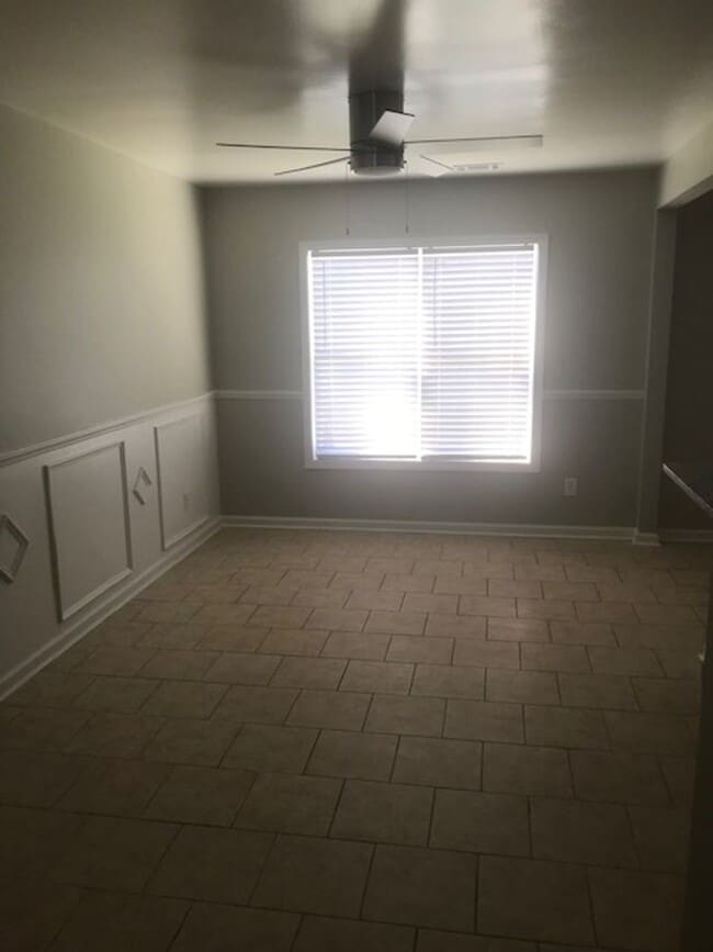 Building Photo - 3 Bedroom End Unit Townhome!