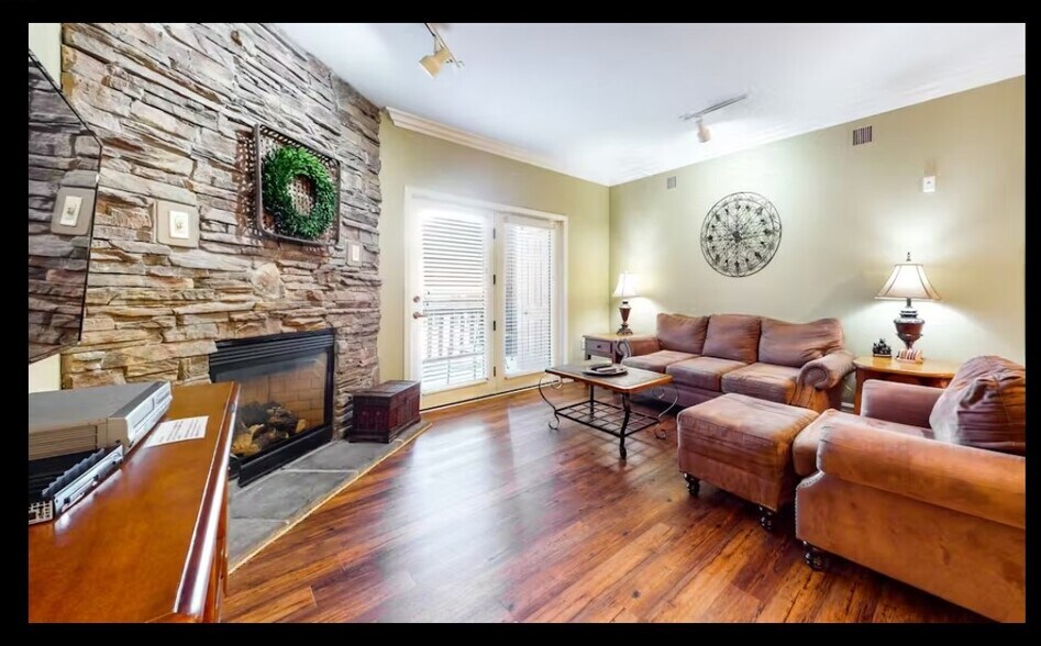 Building Photo - 215 Woliss Ln