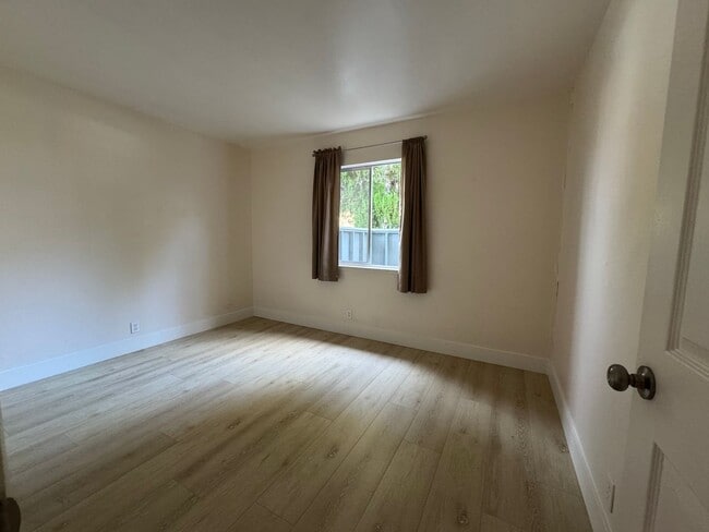 Building Photo - Adorable 2 bed 1 bath unit located in a 4 Plex close to Downtown Vacaville!!