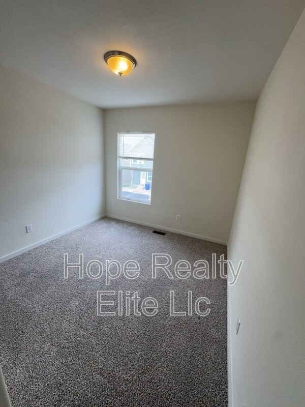 Building Photo - 5198 Dovetail Ln