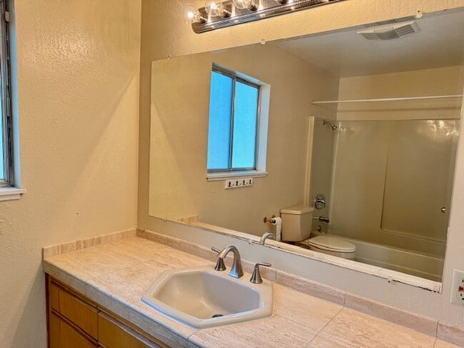 Building Photo - Charming single level home in Parkmead neighborhood
