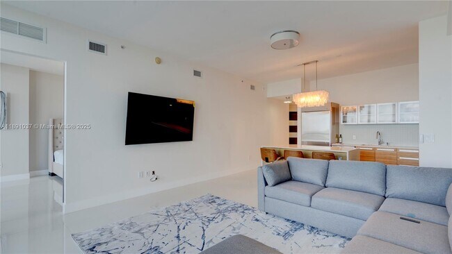 Building Photo - 2020 N Bayshore Dr