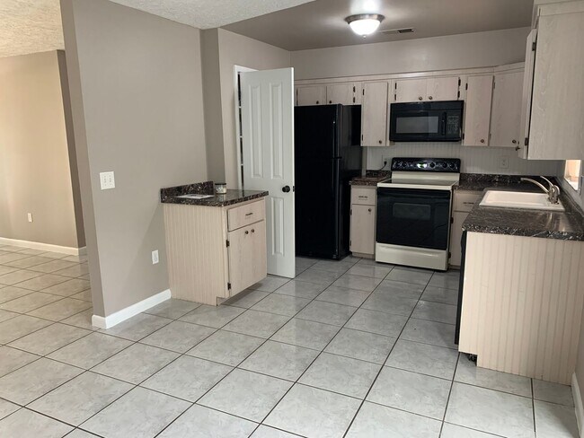 Building Photo - Charming 3 bedroom/1.5 bath Fenced Home in St.Cloud