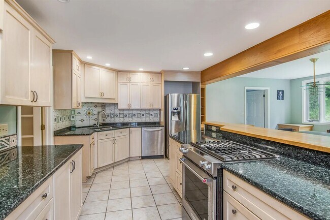 Building Photo - 5BD/3BA Beautiful House in South Burlington
