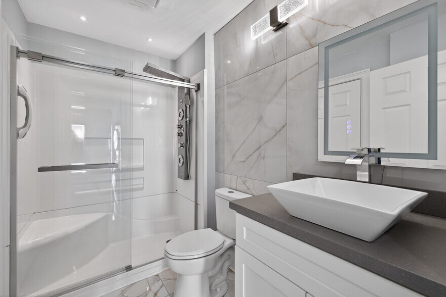 Building Photo - Room in Condo on Peachtree Walk NE