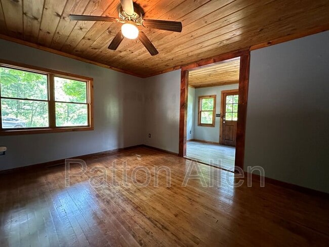 Building Photo - 267 Davis Creek Rd