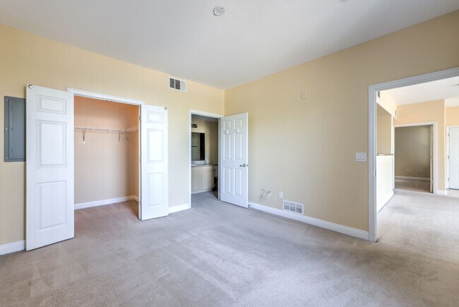 Building Photo - SW- 2 Bedroom Condo!