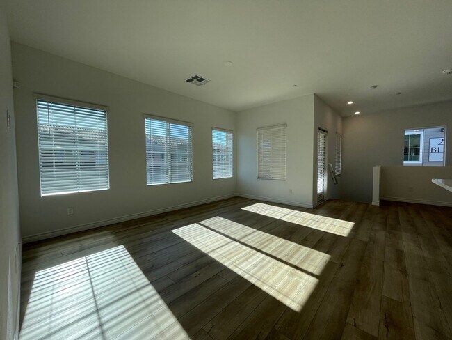 Building Photo - GATED 2 BED 2.5 BATH 2 CAR GARAGE 2 FLOOR TOWNHOUSE IN HENDERSON