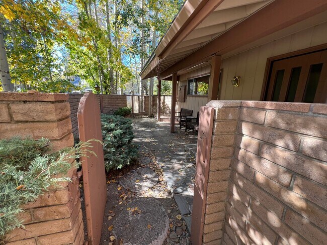 Building Photo - Large furnished 4 bedroom home with 2 car ...
