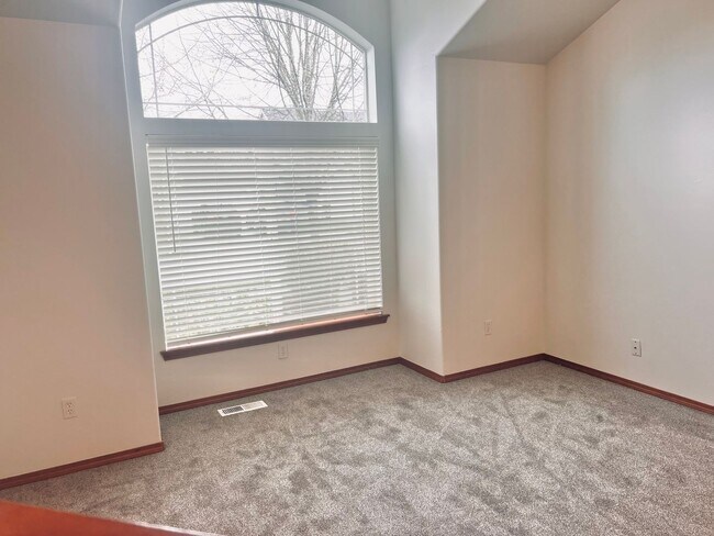 Building Photo - Enormous 4 Bed 2.5Bath + Bonus Room Great Lacey Neighborhood