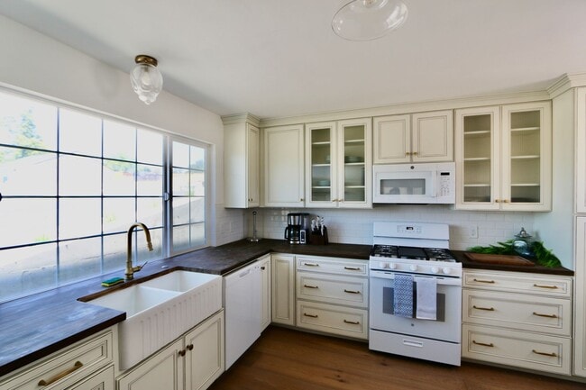 Building Photo - NEWLY Designed & Furnished Modern Farmhous...