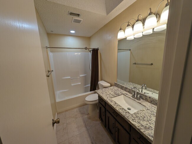 Building Photo - 2213 Lake View Dr