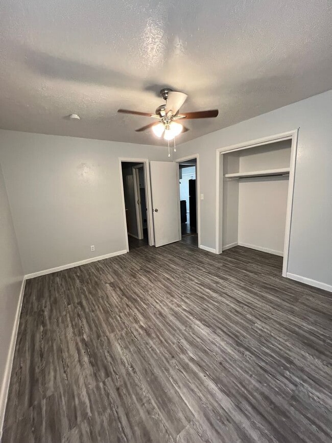 Building Photo - Must see 3 bed, 1 1/2 bath home near Downt...