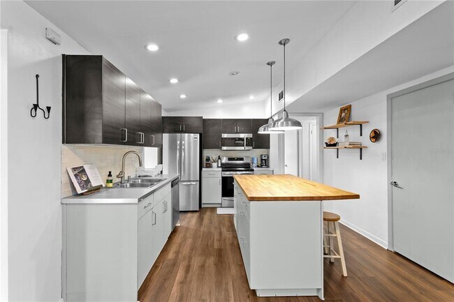 Building Photo - 2407 S Lois Ave