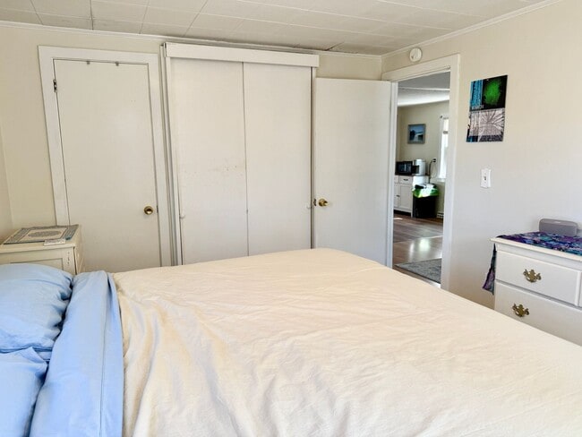 Building Photo - Sunny 1+ Bedroom Single family Home