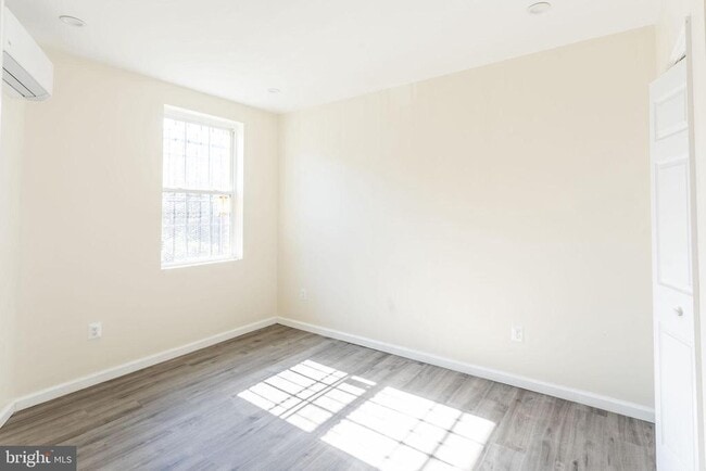 Building Photo - 2928-UNIT Nelson Pl SE