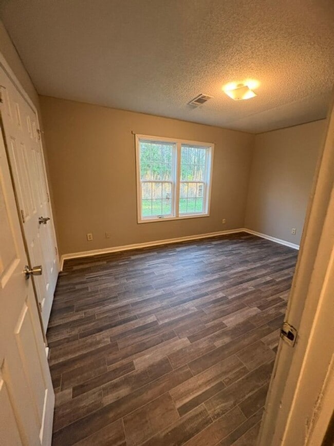 Building Photo - Renovated 3 Bedroom 2 Bath Home for Rent!