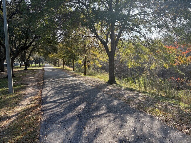 Building Photo - 732 Memorial Mews St