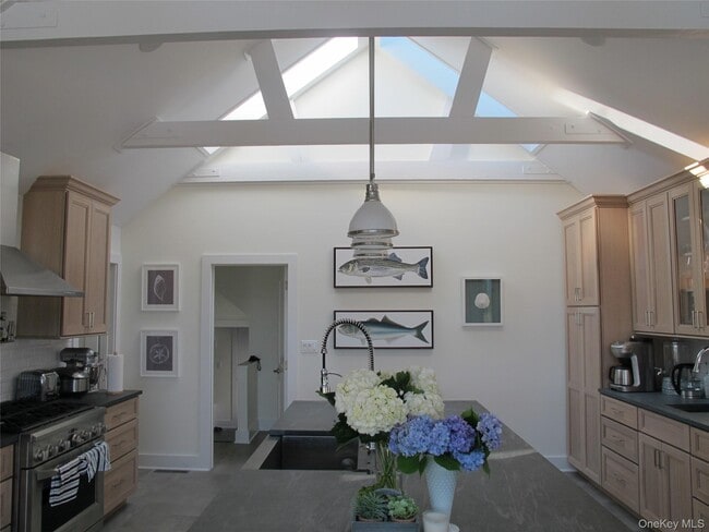 Building Photo - 40 Tuthill Point Rd