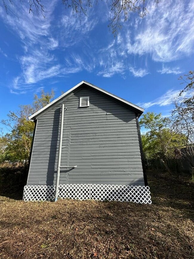 Building Photo - Fully renovated 2/1 single family residenc...