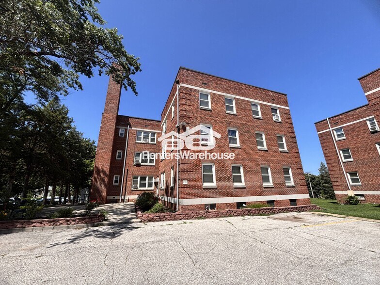 Primary Photo - 4200 Grand Ave