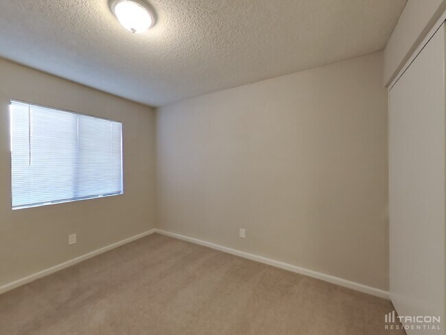 Building Photo - 669 W Barrow Dr