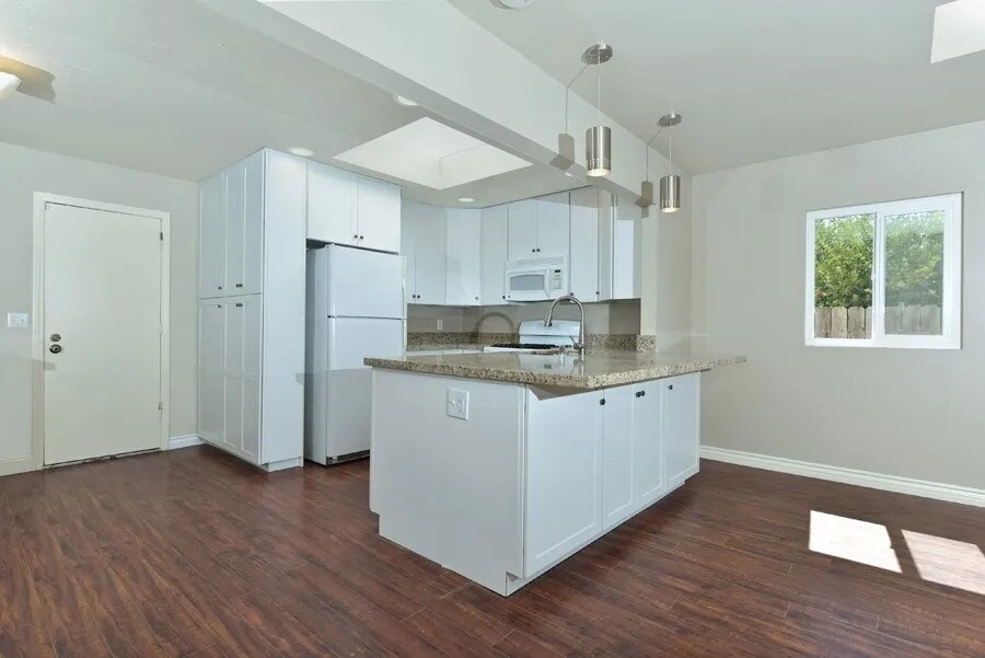 Building Photo - 402 Paseo Alegre