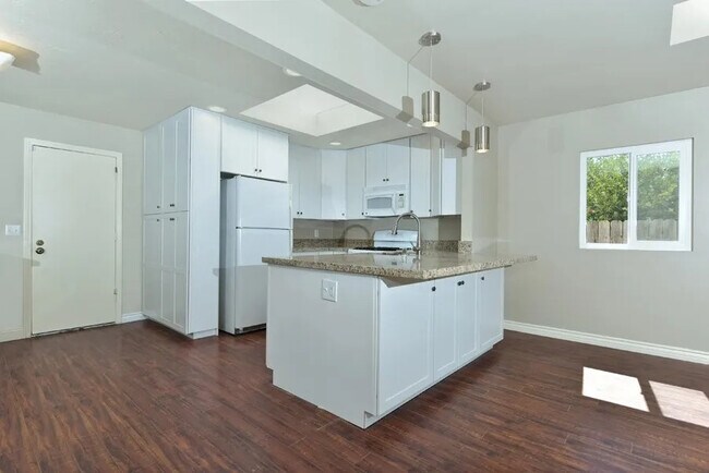 Building Photo - 402 Paseo Alegre