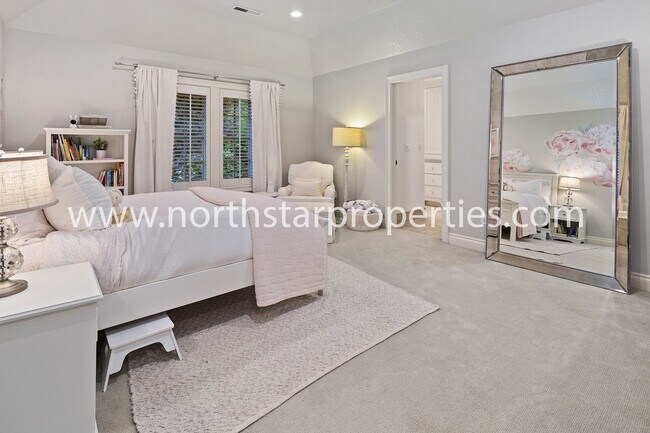 Building Photo - Custom Built Lake Oswego Home Near Lakerid...
