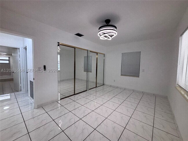 Building Photo - 911 NW 30th Pl