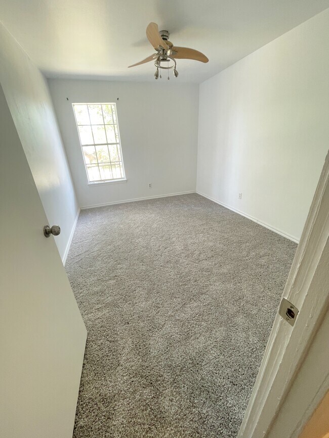Building Photo - 1808 Saxony Ln
