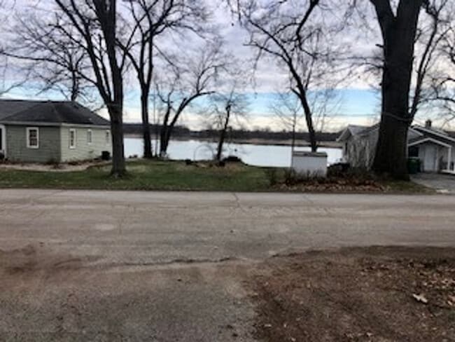 Building Photo - 321 Lakeside Dr