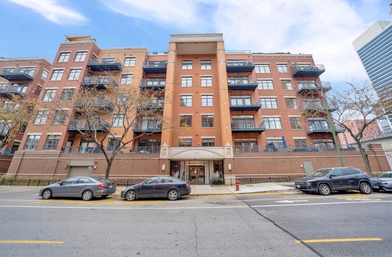 Building Photo - 550 W Fulton St