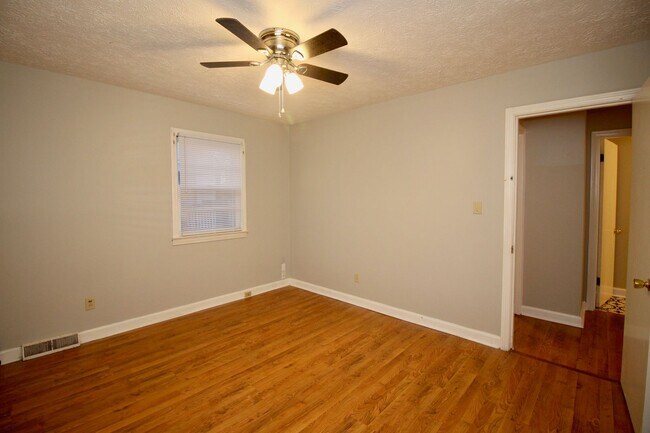 Building Photo - Adorable 3-brm brick ranch with lots of na...