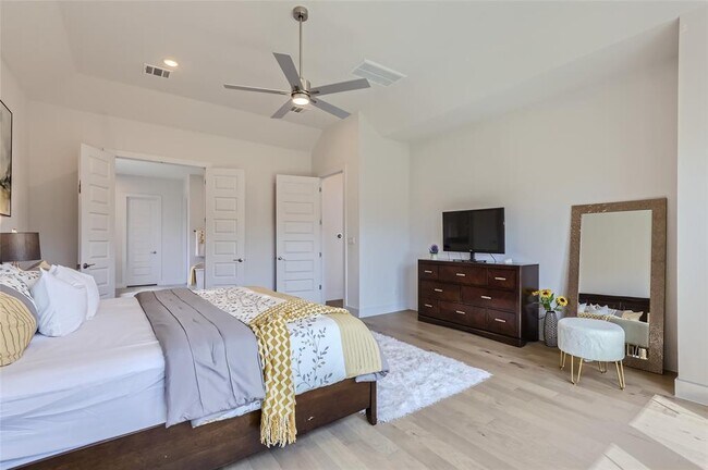 Building Photo - 704 Palamos Dr