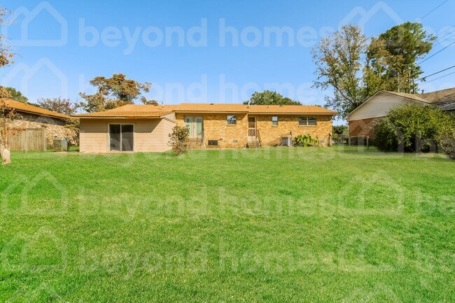 Building Photo - Beautiful lake views with this renovated 4...